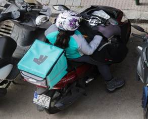 Un repartidor de Deliveroo